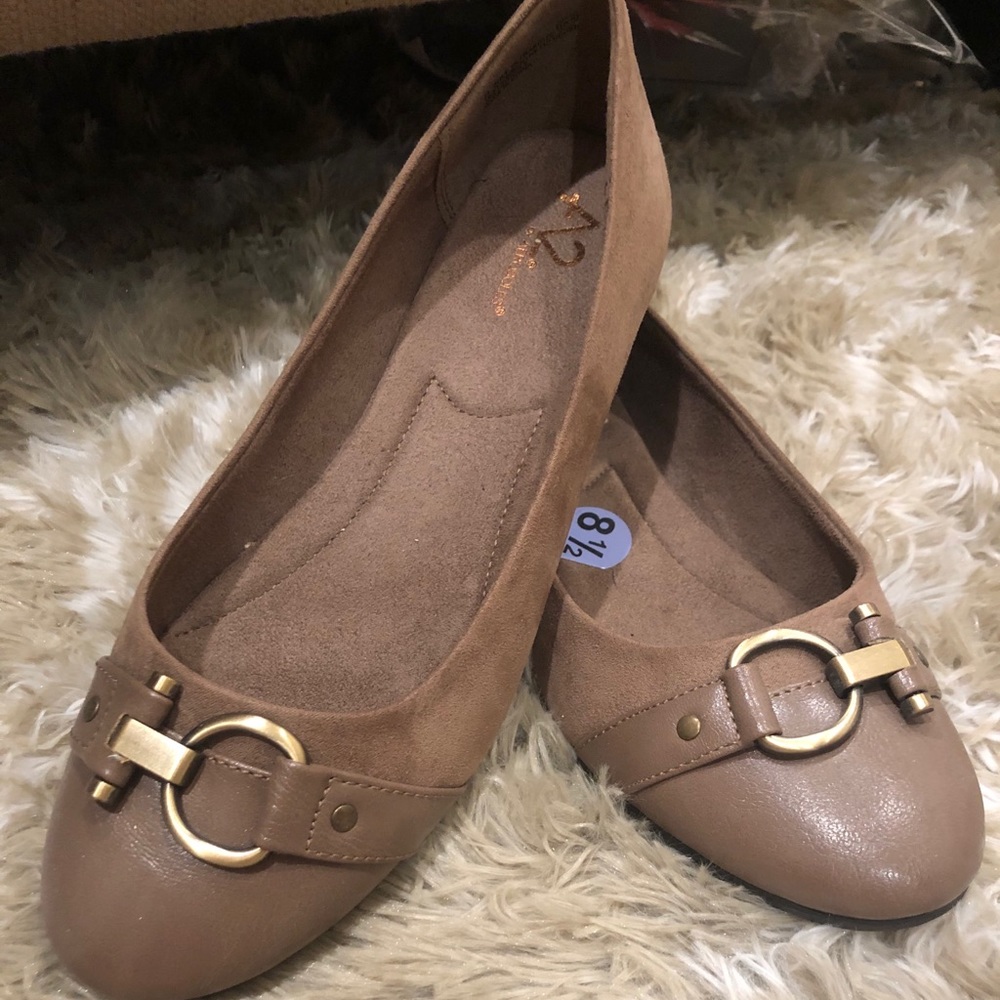 Beige Flats w/buckle (new)